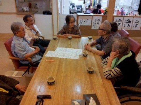 壁にはご入居者様の書いた書道の作品が飾られている共有スペース