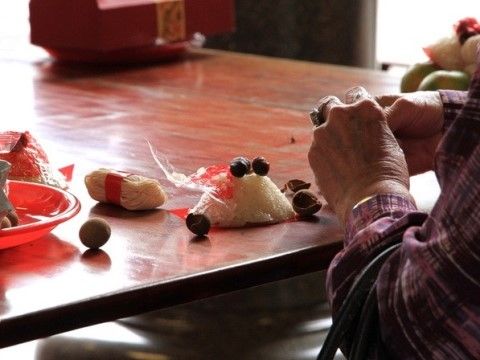 庭に落ちている木の実を使って工作をしている、ご入居者様の手元
