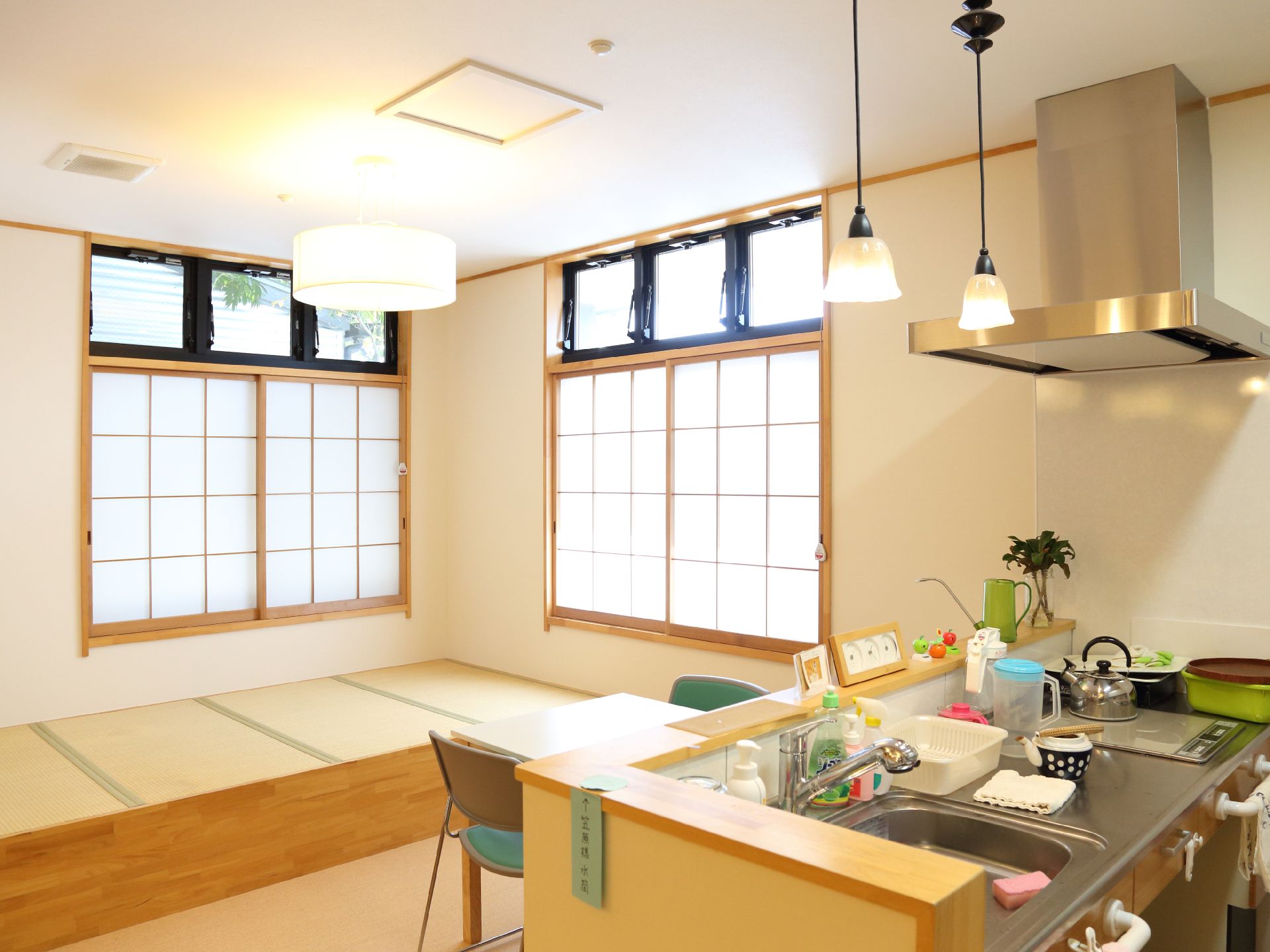 キッチンは、オープンなカウンターキッチンになっている。天井には換気扇が設置されている。IHのコンロがあり安全である。