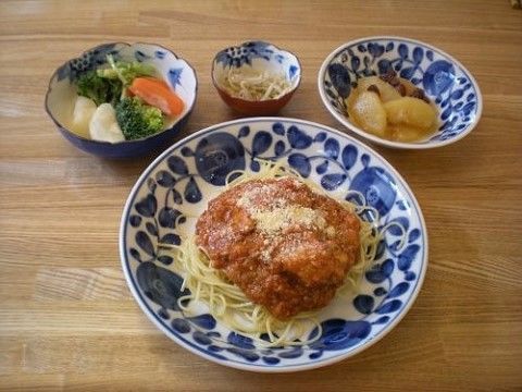 ミートソーススパゲティがメインの副菜が3つついた食事