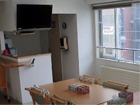 カウンター越しにテーブルと椅子が設置されている食堂。テレビも用意されているので、食後にテレビ鑑賞も楽しめる。