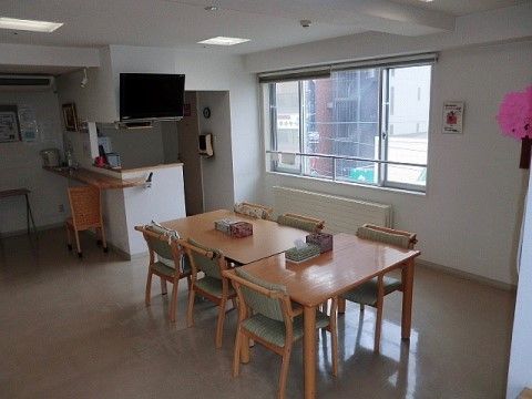 テレビを見ながら食事を楽しむことができる、壁には季節の装飾がしてある食堂