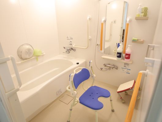 広々とした浴室