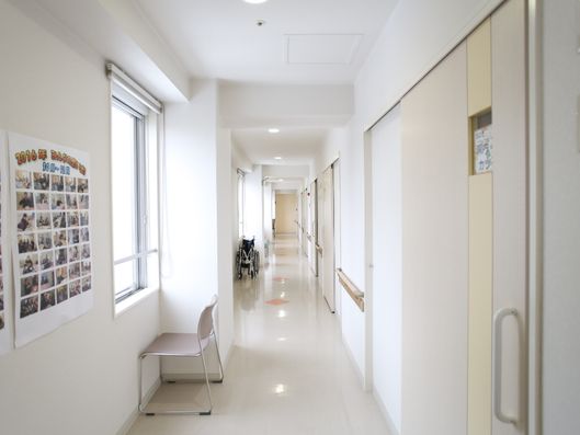 利用者さんの写真が飾られています