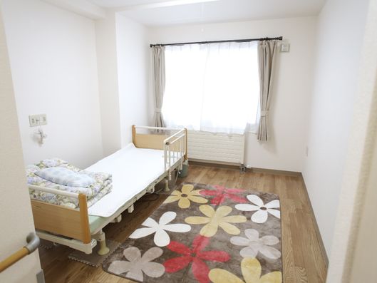 白で統一された個室