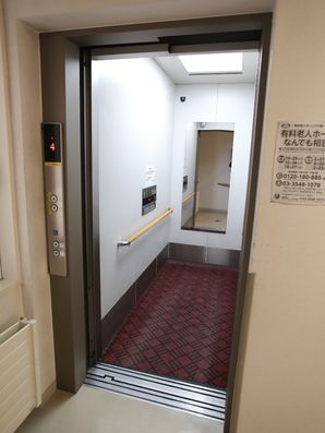 奥行があるエレベーター