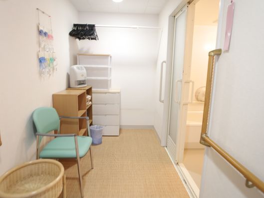 手すりや椅子のある脱衣場