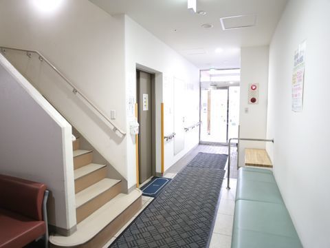 玄関には腰をかけるベンチがあり、手すりも設置されていて、靴の脱着がしやすいように工夫されている。エレベーターも完備。