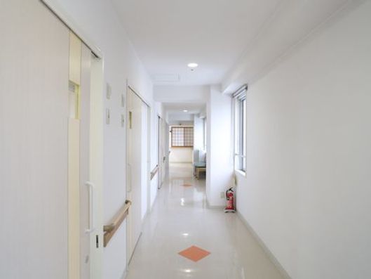 白く清潔感のある廊下