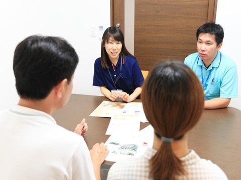 ご入居者様のご家族のお話や相談、悩みを聞くスタッフ