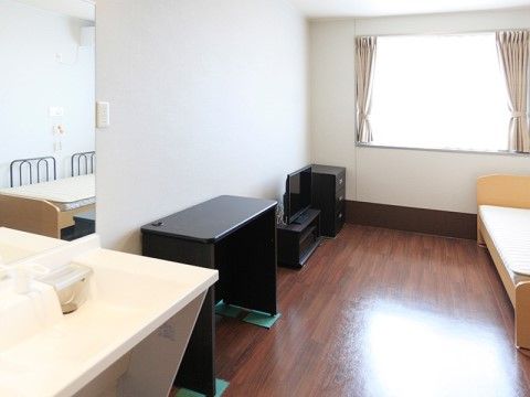 居室内に洗面台を設置している。テレビやベッドを置いても十分なスペースがあるので、ゆったりとおくつろぎいただける。