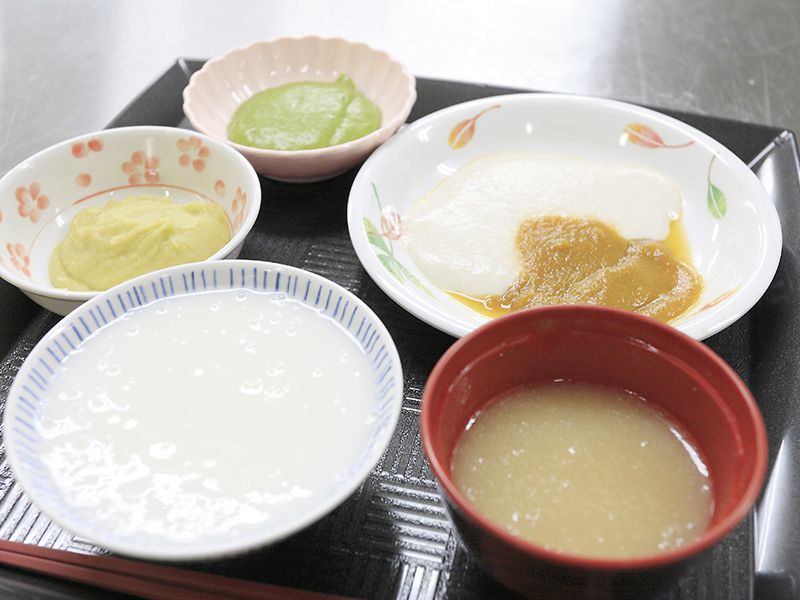 おかゆと味噌汁とペースト状にした介護食