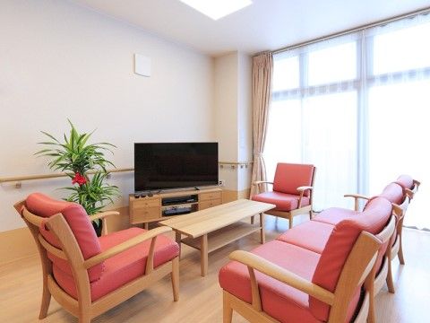 明るい自然光の中、ご入居者様同士でテレビが見られる共有スペース
