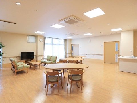 大きな窓から光が差し込む明るく広々としたスペースである。壁には手すりを設置しており、体を支えながら移動することができる。