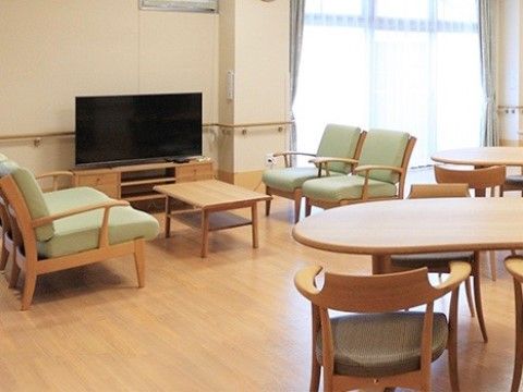外の光が差し込む広いスペースである。ゆったりと椅子に座って会話を楽しむことができる。テーブルもあり、飲み物を飲む場合に便利である。