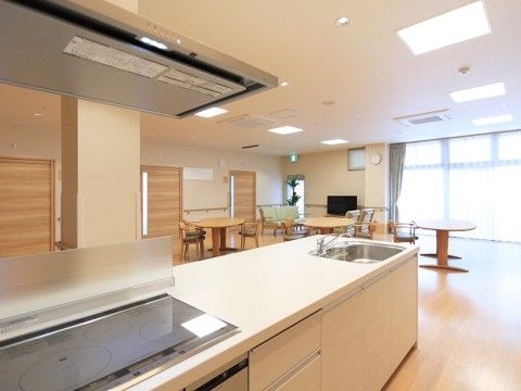 キッチンは作業スペースが広く、使いやすくなっている。IHコンロを設置しており、安全に使用することができる。