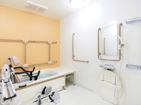 浴室の壁に手すりを縦横両方向に設置しており、安全に入浴できる。１人での入浴が難しい方も座ったままの体勢でお湯に浸かることができる。