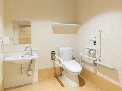 広々としたトイレは車椅子をご利用の方も安心して使用することができる。便器の両側に手すりを設置しており、体を支えることができる。