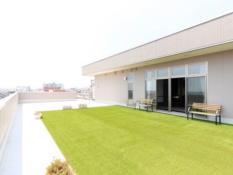 明るく開放感のあるスペースになっている。ベンチがあるので座ってくつろぐことができる。外の風を感じながらリフレッシュすることができる。