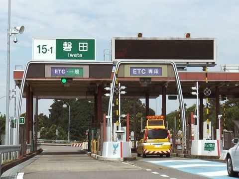 施設は、高速道路のインターチェンジから近くにあり、ご家族が車で来訪する場合に便利な立地になっている。
