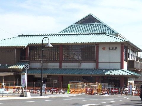 最寄り駅からも近く、気軽に施設に来訪することができる。駅舎は大きく、広い駅になっており、バス乗り場が駅の前にある。