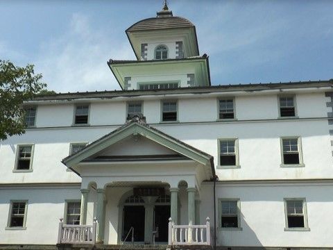 施設の周辺には歴史的な建造物があり、観光を楽しむことができる。ご家族と一緒に外出することができ、楽しい時間を過ごすことができる。
