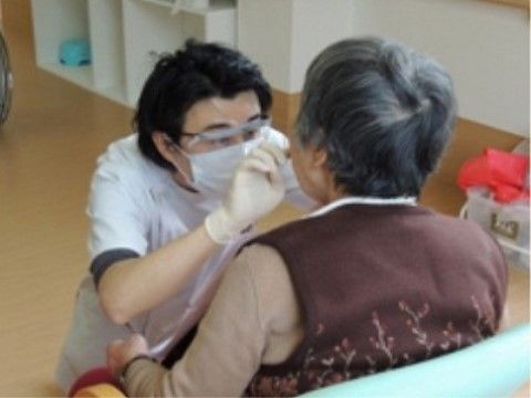 医師がご入居者様の歯の状態を診察している、定期的に行われる健康診断