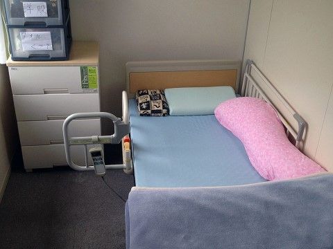 居室にはナースコールがあり、防炎カーテンも設置している。ベッドは電動リクライニング式で、車椅子をご利用の方も安心である。