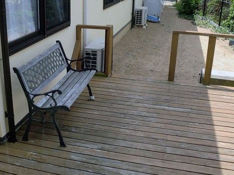テラスでは備え付けのベンチに腰掛けてリラックスしたり、テラスから続く道をのどかに散歩したりでき、入居者様にとっての癒しのスポットである。