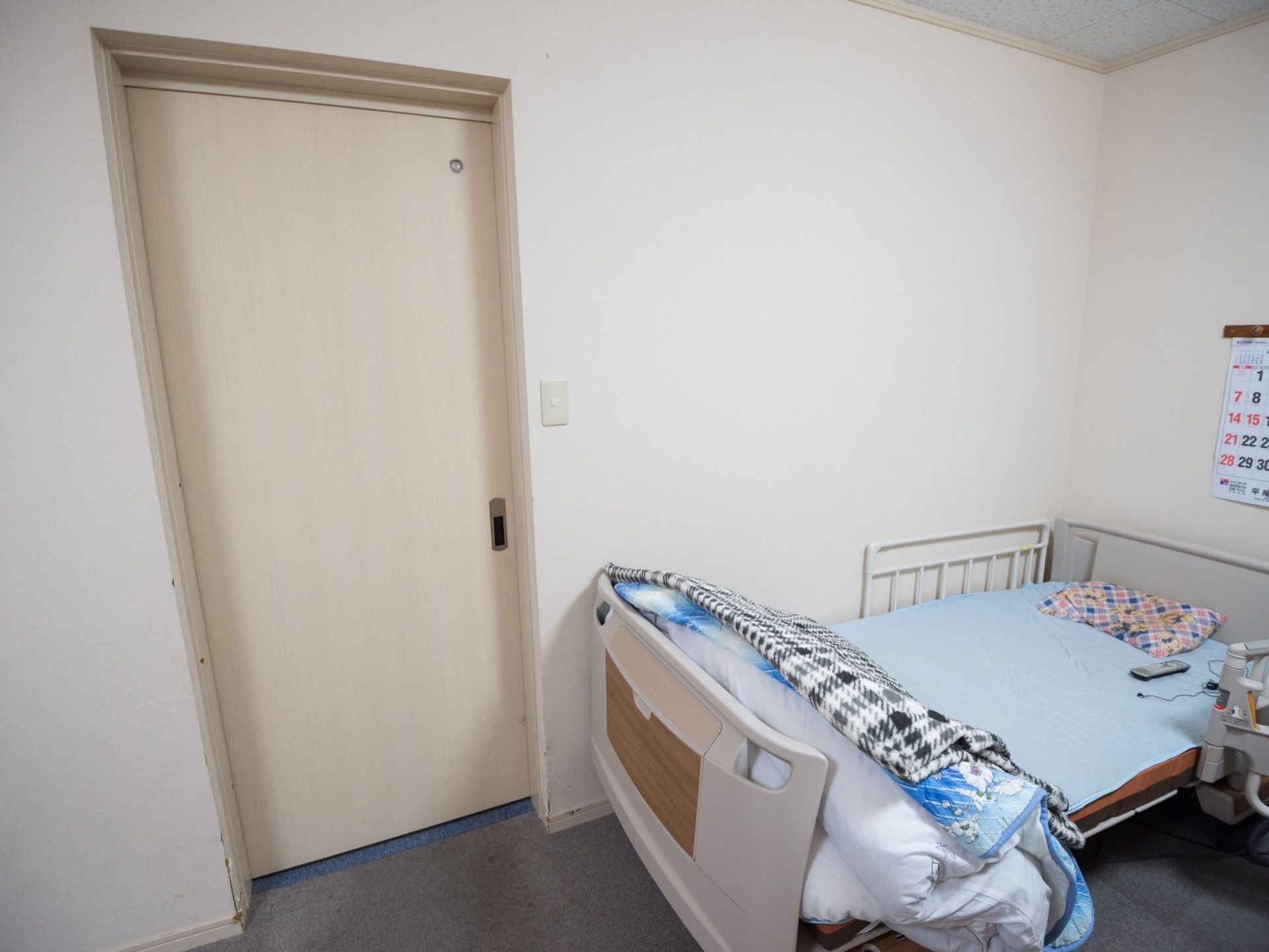 居室の出入口のドアは、木製で軽量のスライド式を採用している。入居者様は軽い力で開閉することが可能である。
