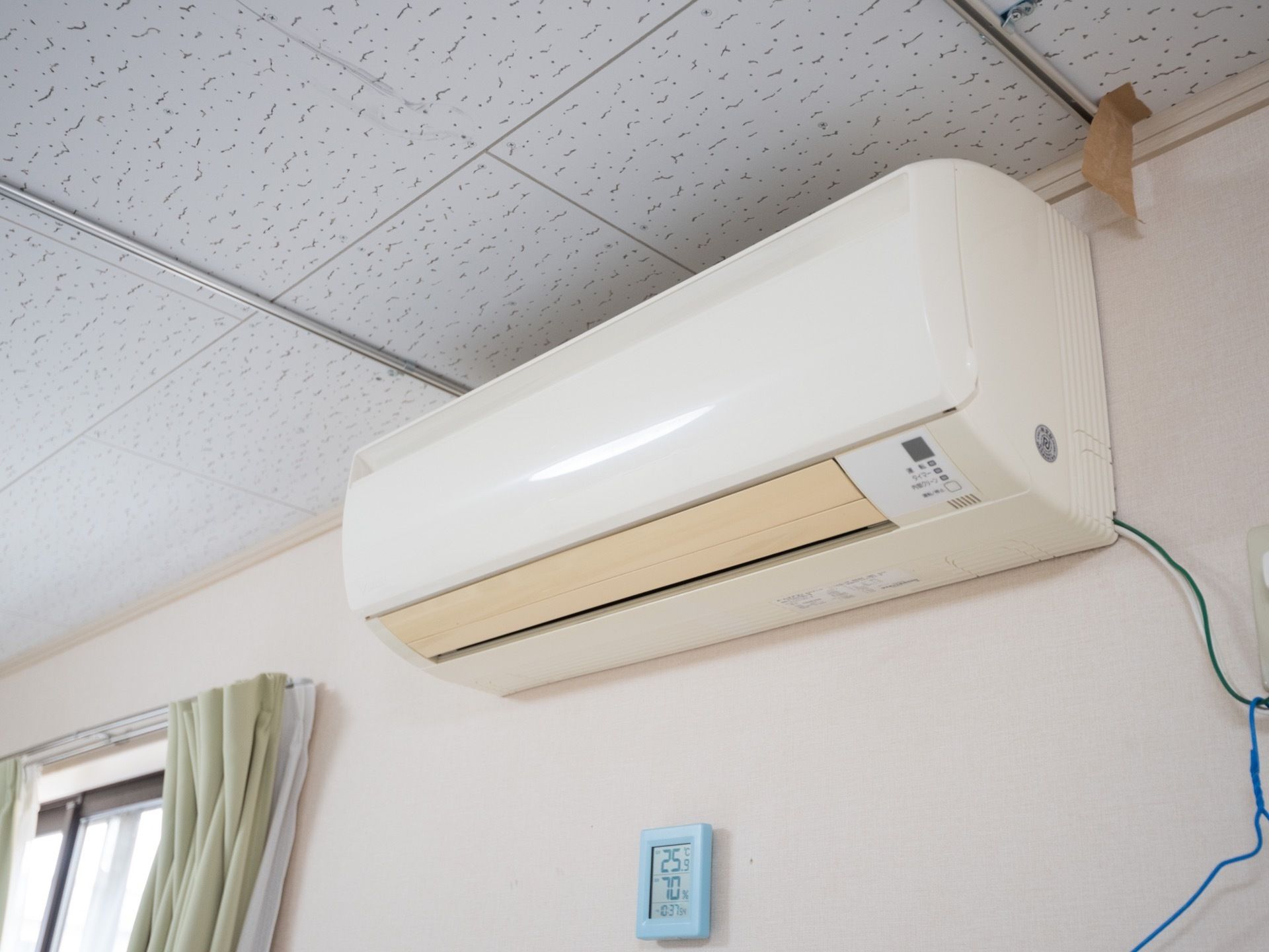 明るい居室の窓際には壁掛け式のエアコンを設置している。入居者様は好みの室温に調整し、快適に過ごすことができる。