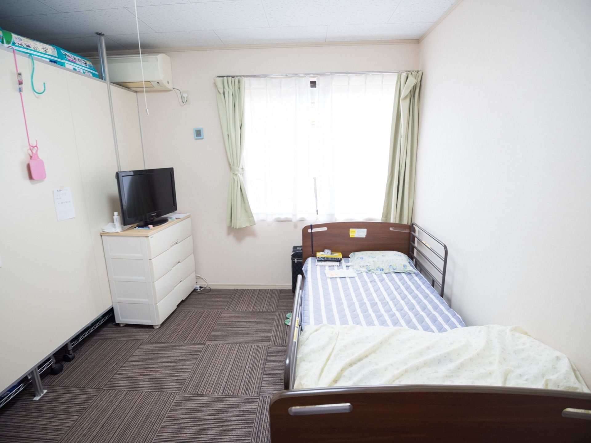 居室には収納ダンスを設置している。入居者様が使用するタオルや下着などを収納でき、速やかに取り出すことも可能である。