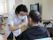 ご入居者様の歯の健康状態を確認している、外来の歯科医師