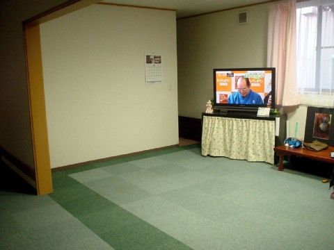 カーペットの上に自由に座ってくつろげる共有スペース
