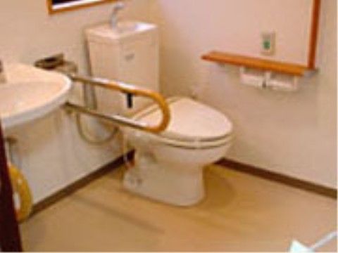 壁に手すりや緊急呼び出しボタンがついている、トイレ