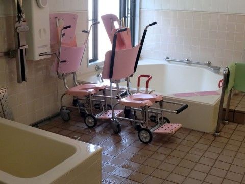 ご入居者様の入浴をサポートする、ピンクの介護入浴機器