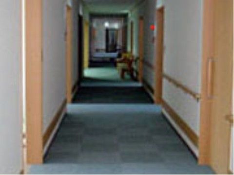 車いすをご利用の方も通りやすい、幅広い個室前の廊下
