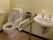 手前に大きな手すりのついた手洗いがあり、その左隣に洋式トイレが設置されている。トイレの横には跳ね上げ式の補助バーが取り付けてある。