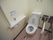白を基調とした広く清潔感のある共有トイレには、温水洗浄便座が完備されている。使用後に水を流すことを促す張り紙が貼られている。