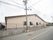 瓦のある三角屋根の平屋建てである。建物周辺は柵があり、アスファルトで整地されたバリアフリー構造である。