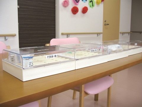 ご入居者様が摂取すべき薬を時間ごと、人ごとに管理しているボックス