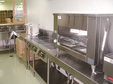 手作りの食事を施設内で提供することができる、大型の業務用厨房機器を備えている。調理台はステンレス製で、清潔感がある。