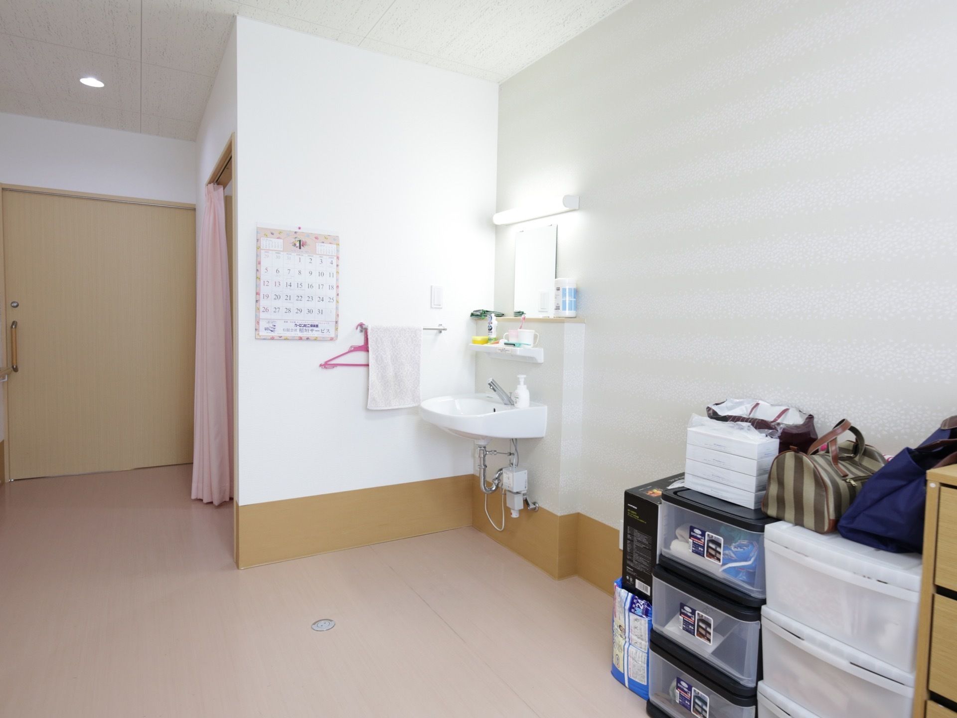 居室にはスライドドアが設置されていて、どなたでも楽に開閉できる。室内にトイレや洗面台が完備されている。