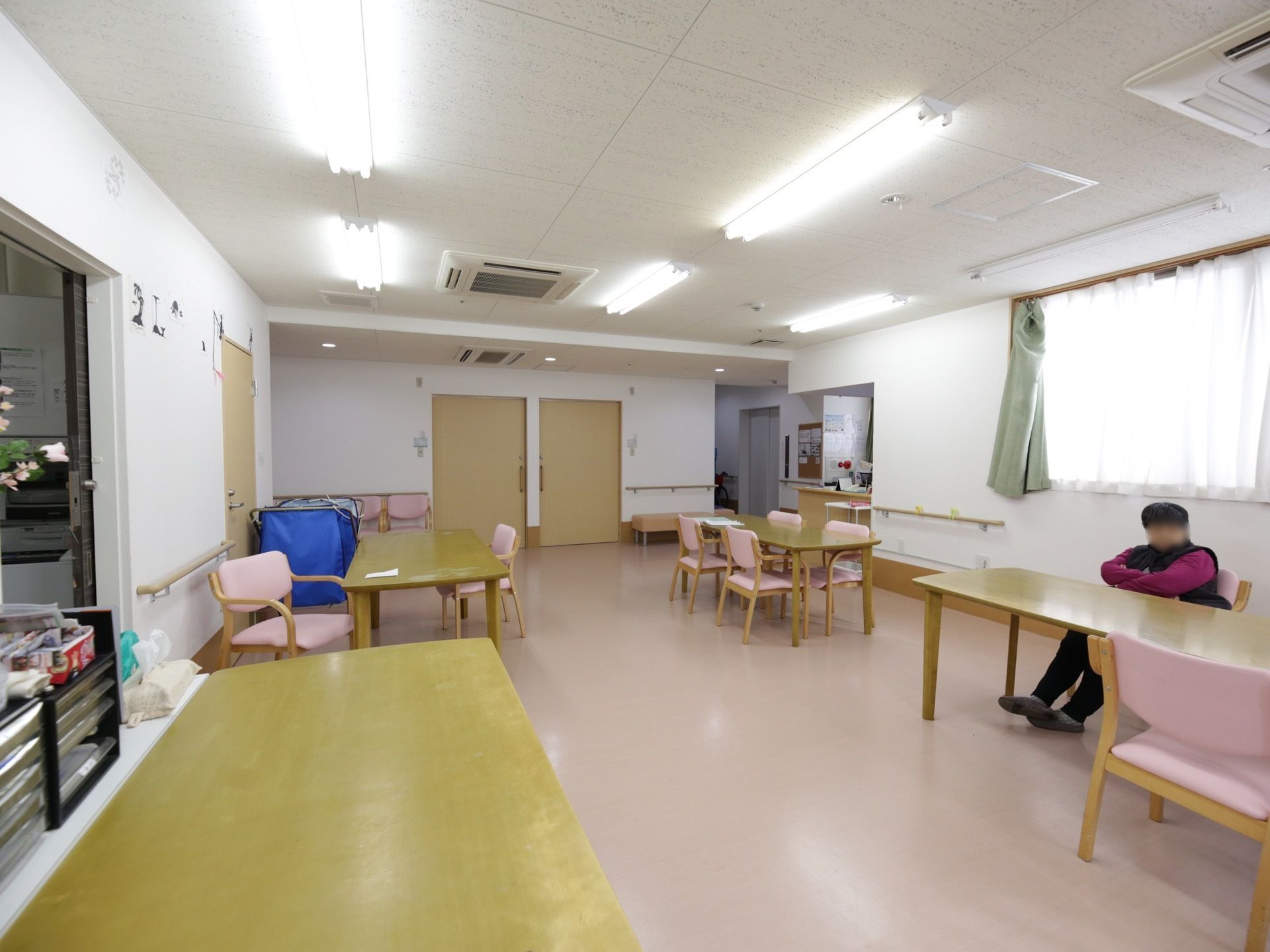 食堂の空調設備は天井付けになっていて、すっきりとしていておしゃれな雰囲気。窓から日が差し込み、室内は明るく清潔感がある。