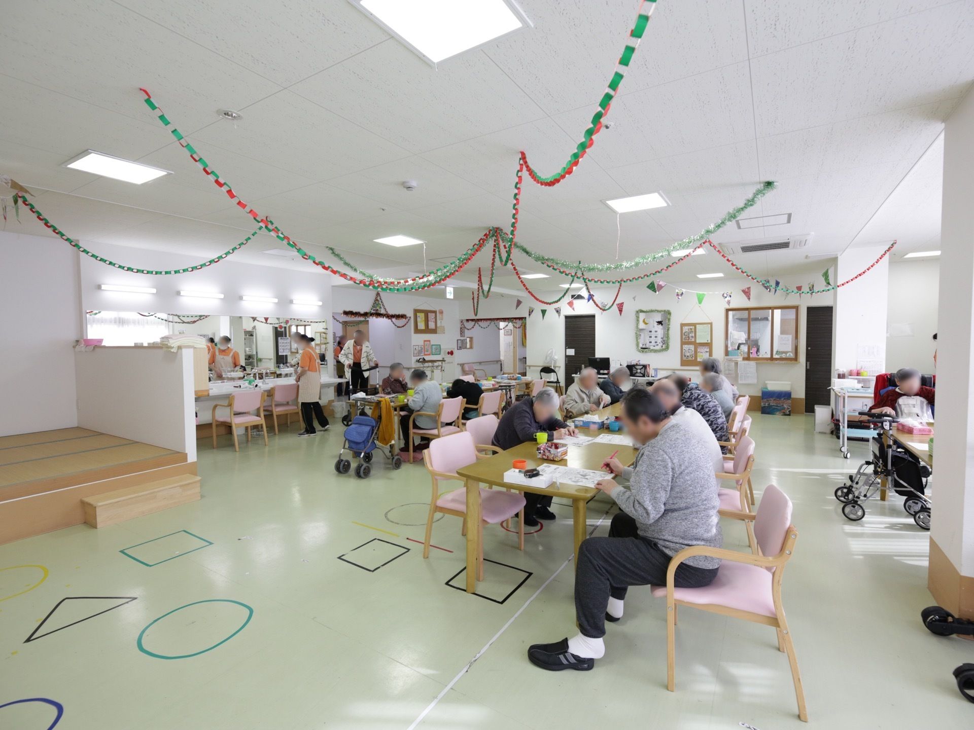 施設内にはデイサービスが併設されている。デイルームはたくさんの入居者様が利用できるように、広々としている。