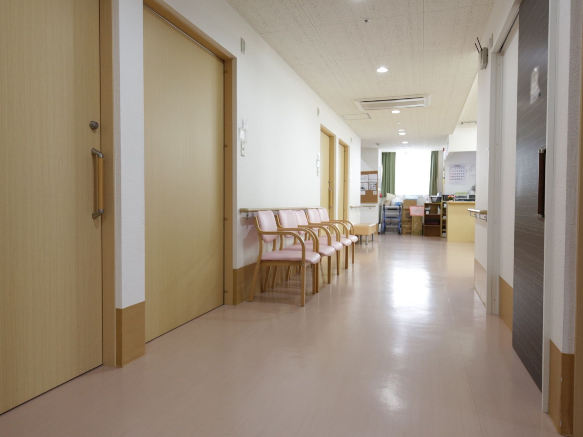 廊下の一角には椅子が多数並べて配置されている。談話スペースとして、自由に活用できるようになっている。