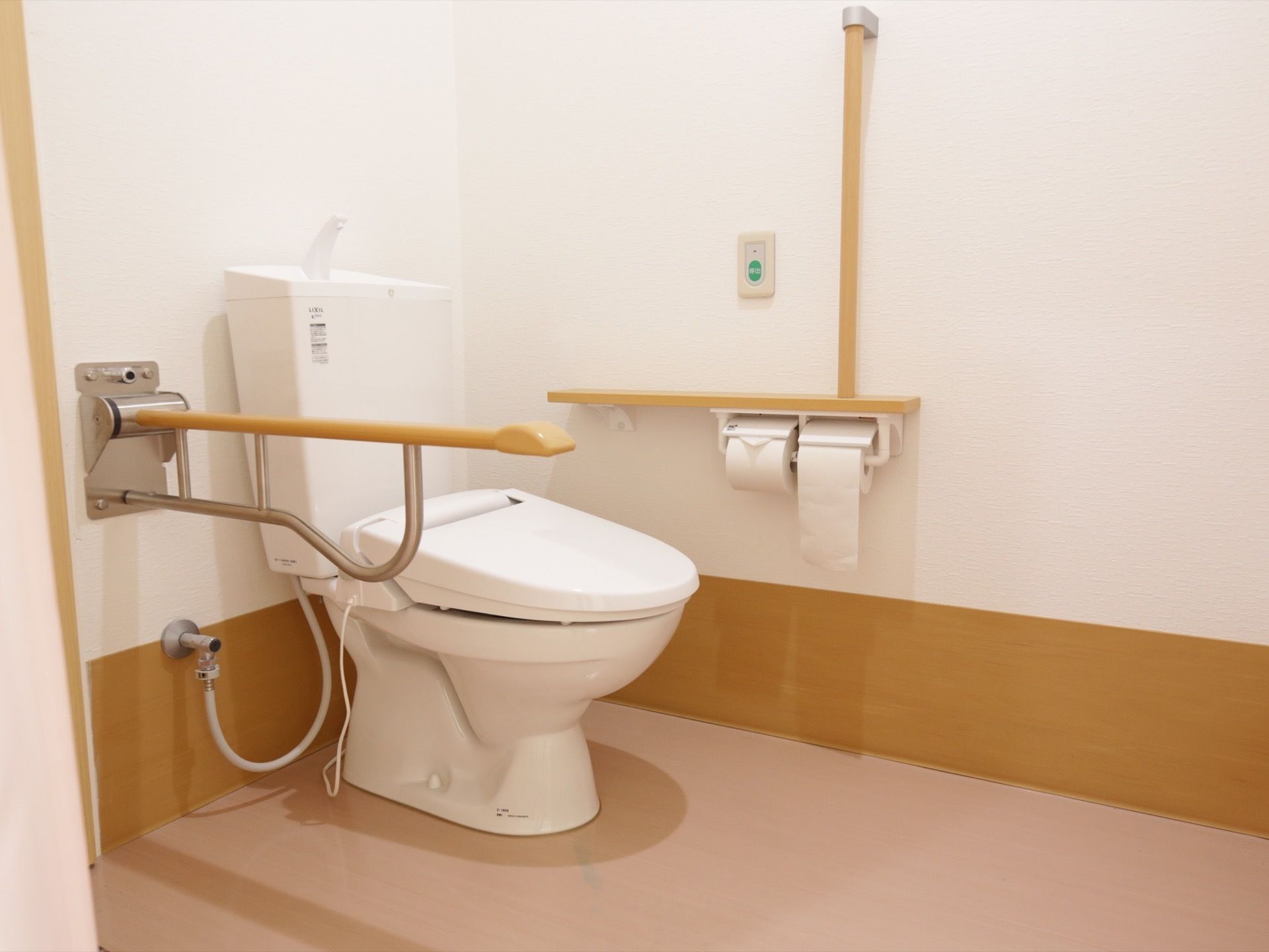 居室内のトイレはカーテンで仕切っている。間口がより広くなり、車椅子をご利用の方も出入りが安全にできる。