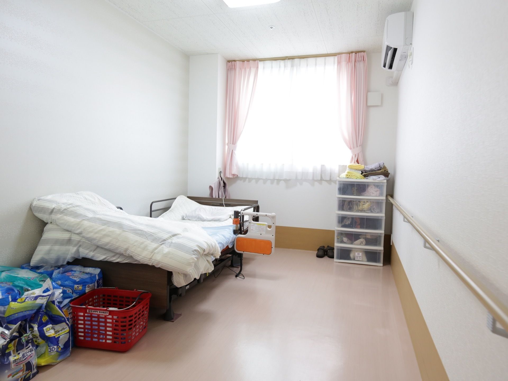 居室の奥には窓が設置され、自然光を室内に取り込めるように設計されている。安全対策として、壁には手すりが付けられている