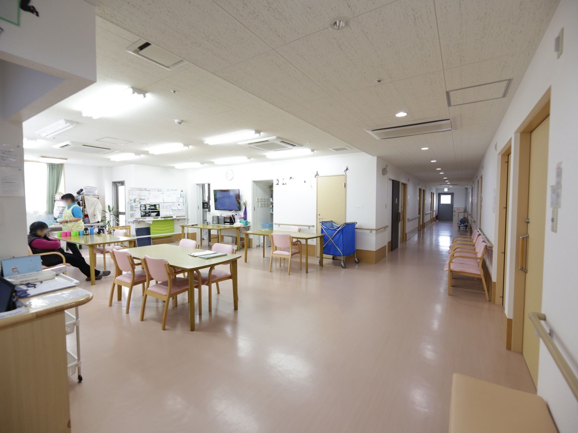 食堂は居室の並ぶ廊下の奥にあり、ドアがなく行き来がしやすい。広々と明るく、開放的にデザインされている。
