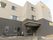 施設は３階建ての建物である。１階に入口がある。入口のドアまで行く方法は、階段となだらかなスロープの２種類ある。